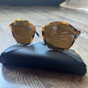 Brand New ROUND FLECK Rayban sunglasses with case